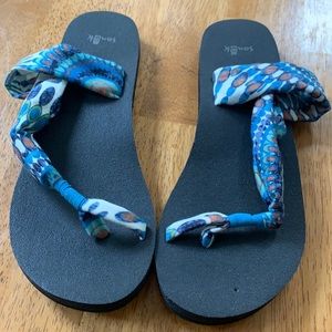Sanuk sandles
